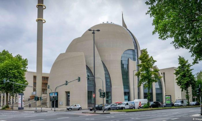 ALMAN POLİSİ CAMİİ ÖNÜNDE KARİKATÜRLÜ GÖSTERİYİ YASAKLADI