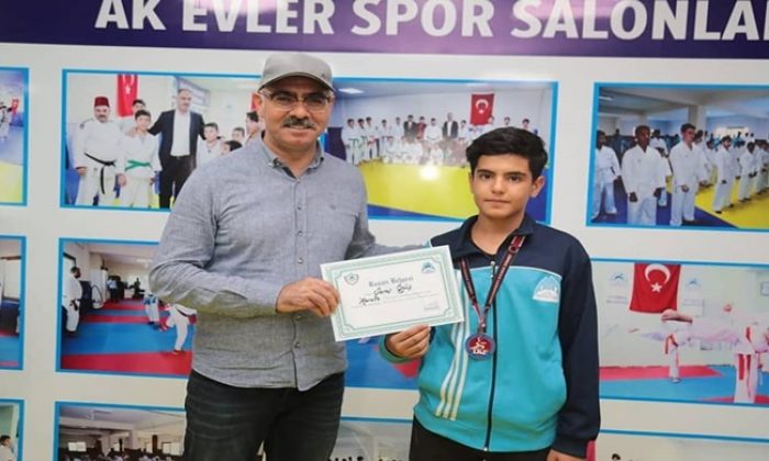 BAŞKAN KUŞ, ŞAMPİYON SPORCUYU ÖDÜLLENDİRDİ