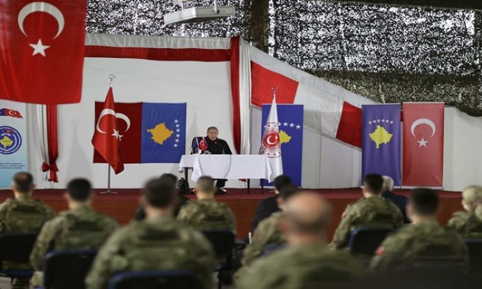 Millî Savunma Bakanı Hulusi Akar, Kosova’da Mehmetçik ile Bir Araya Geldi