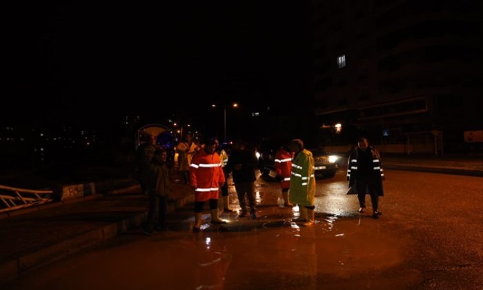  BAŞKAN BEYAZGÜL GECE BOYUNCA ÇALIŞMALARI SAHADA YÖNETTİ