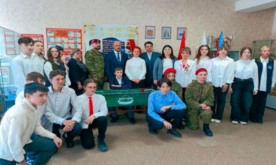“Birleşik Rusya” Kemerovo okulunda Kahraman Masası açtı