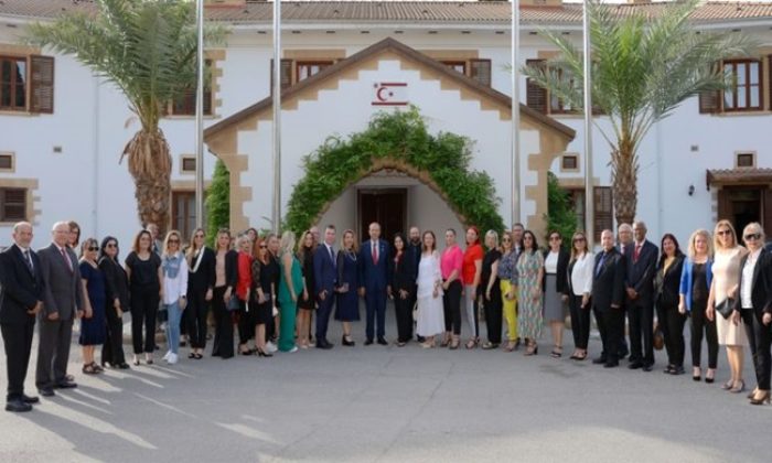 Cumhurbaşkanı Ersin Tatar, Bahar Esintileri Sanat Derneği Başkanı Ahmet Gökhan, Bahar Esintileri Koro Şefi Bahar Gökhan ve koro ekibini kabul etti