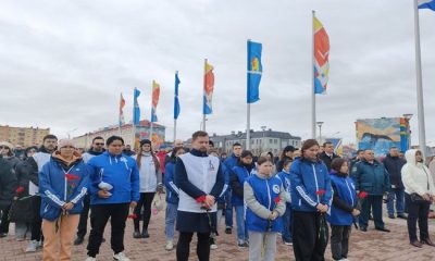 Активисты «Единой России», МГЕР и «Волонтёры Победы» возложили живые цветы к мемориалу «Чукотка – фронту» в Анадыре