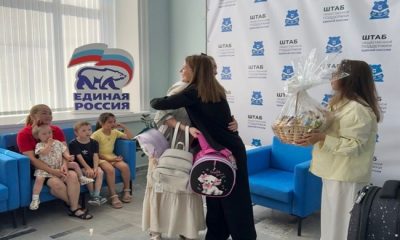 “Birleşik Rusya” okul yılı başında bölgelerdeki çocuklara kırtasiye malzemesi bağışladı